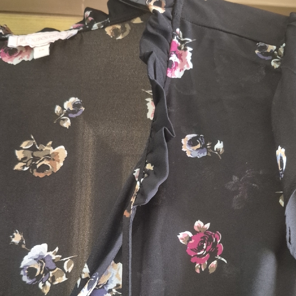 Blousology Chic Black Floral Blouse with Ruffle Cap Sleeves 1x Plus Floral Poly - Picture 3 of 9